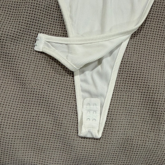 Elegant White Lace Bandeau - Picture 3 of 5